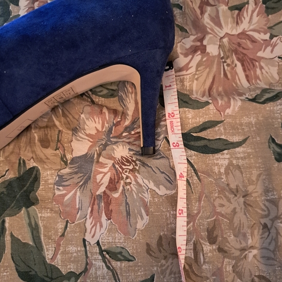 Lord & Taylor Beautiful Blue Suede Pumps - Picture 7 of 8